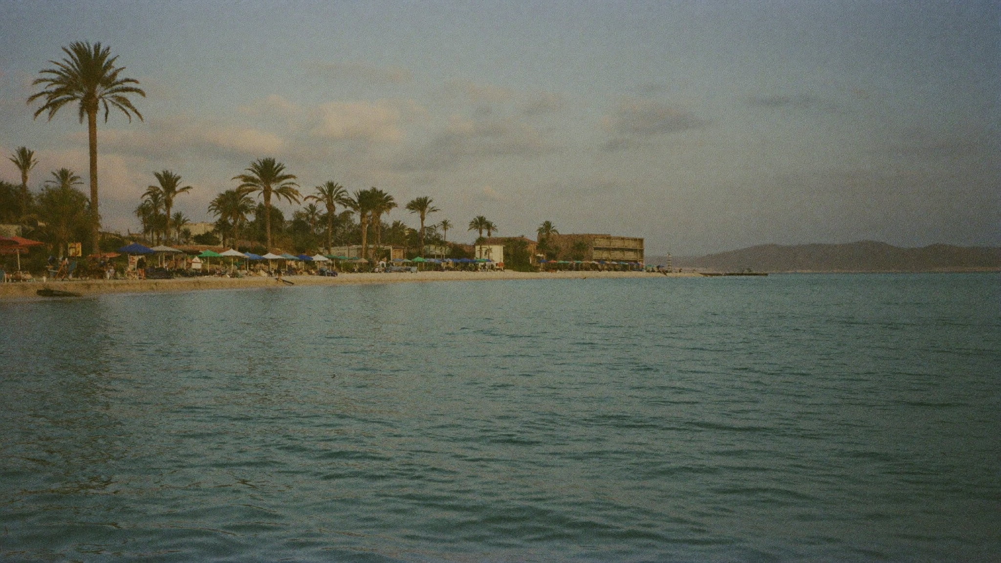 Plage de sable fin à Hammamet avec des enfants qui jouent dans l'eau peu profonde