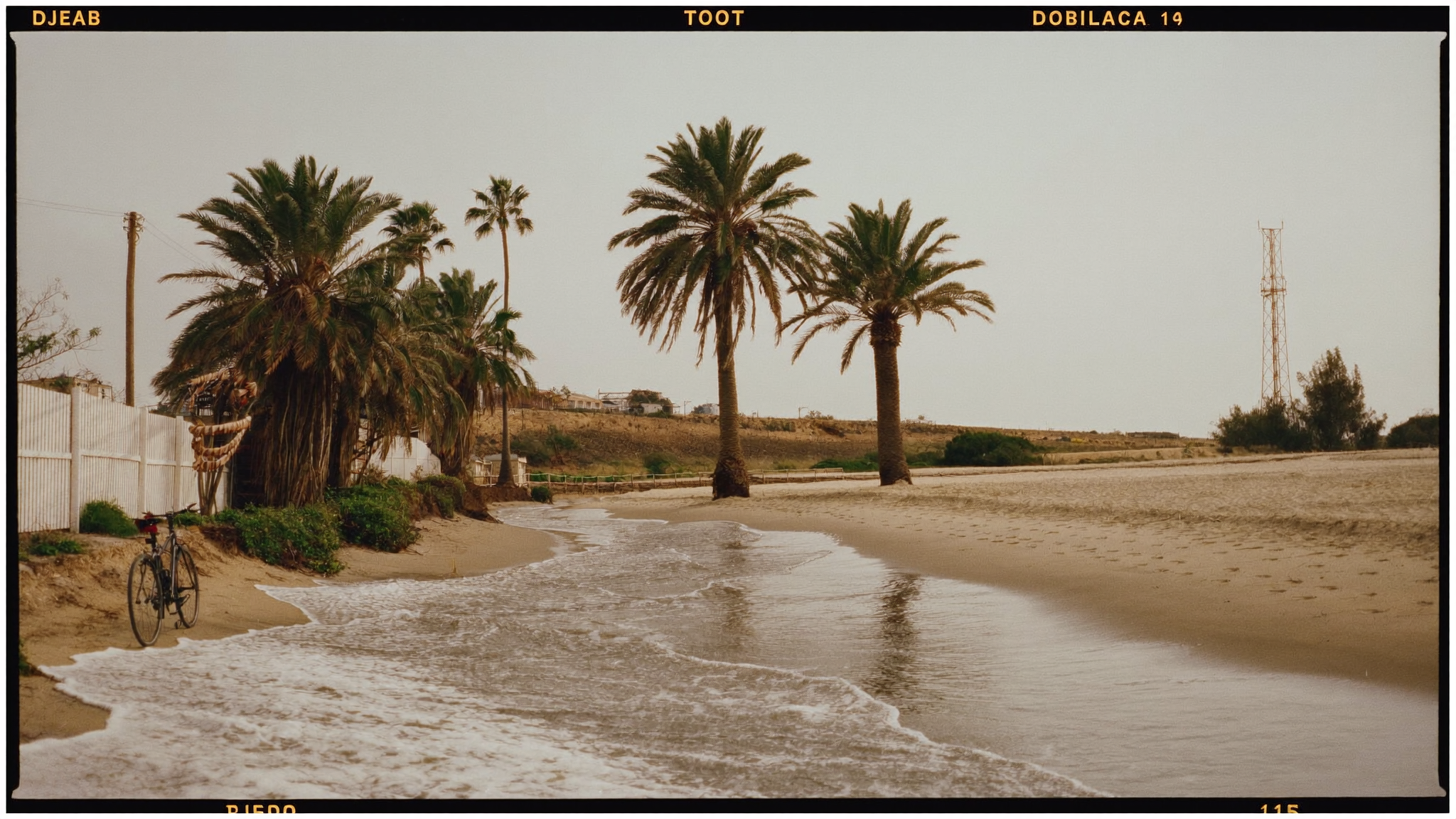 Plage de Djerba au calme sous un ciel dégagé en octobre