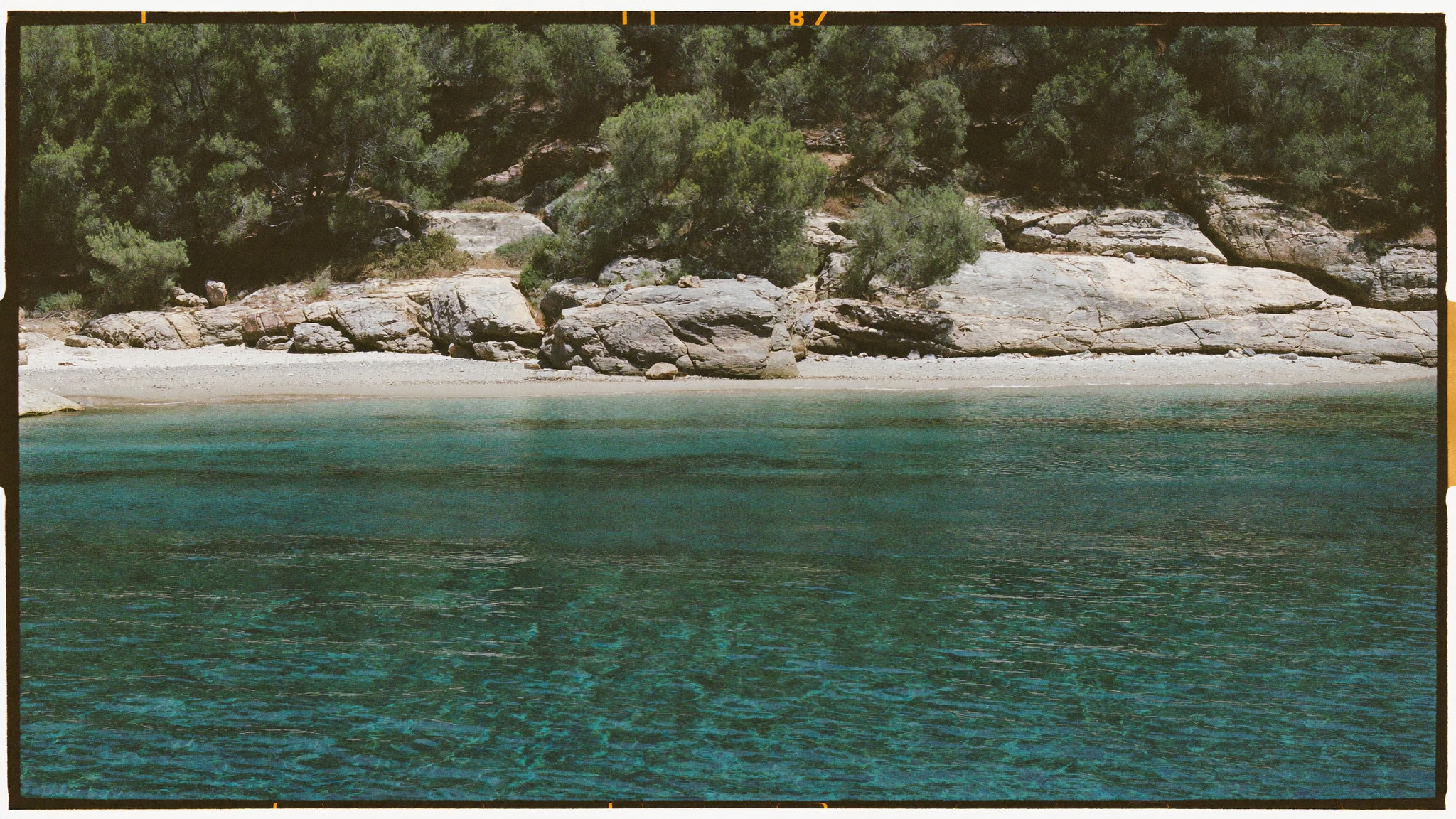 Eaux turquoise de la Costa Smeralda en Sardaigne bordées de rochers de granit