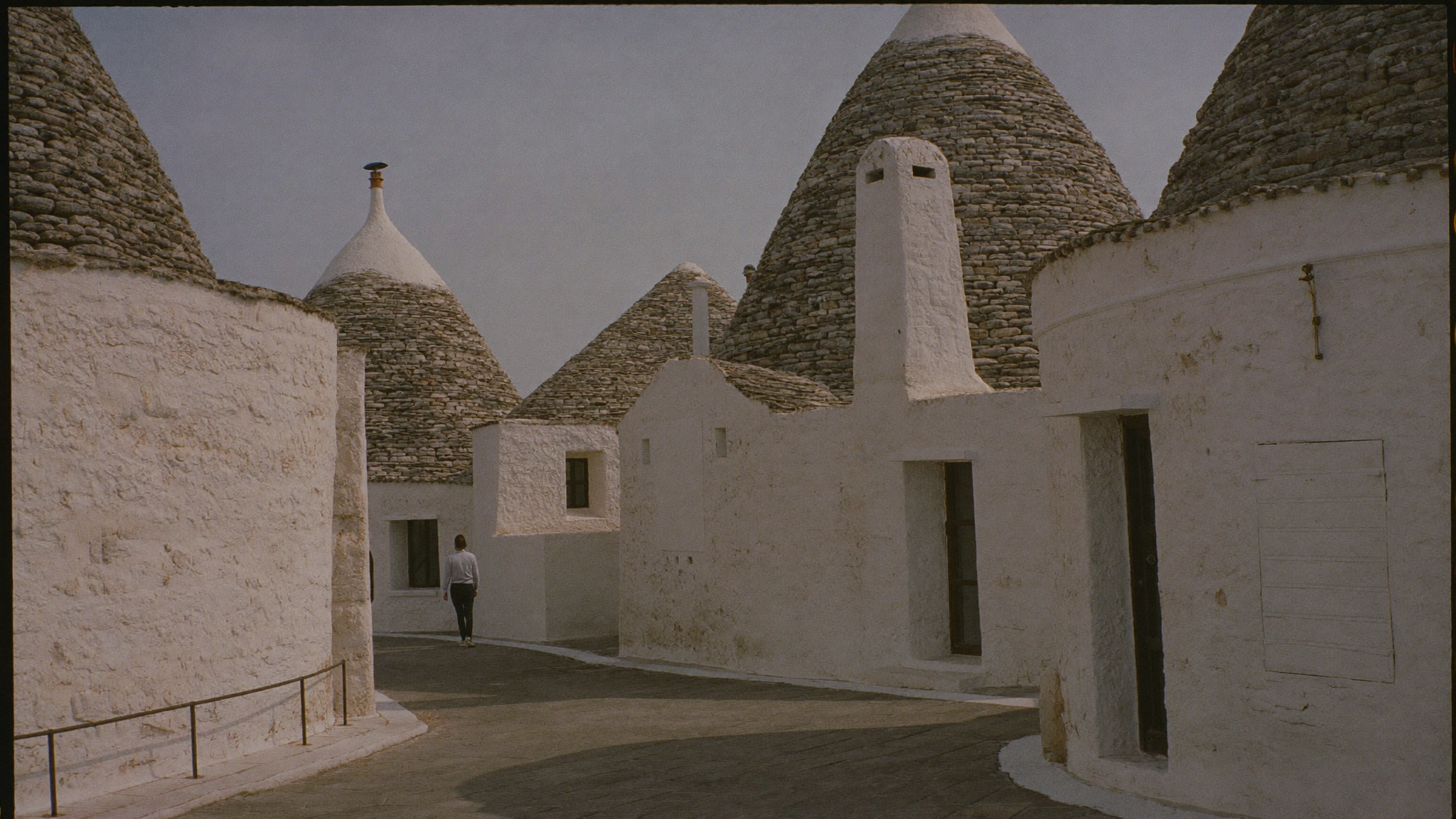 Ruelle blanche d'Ostuni dans les Pouilles avec escaliers en pierre