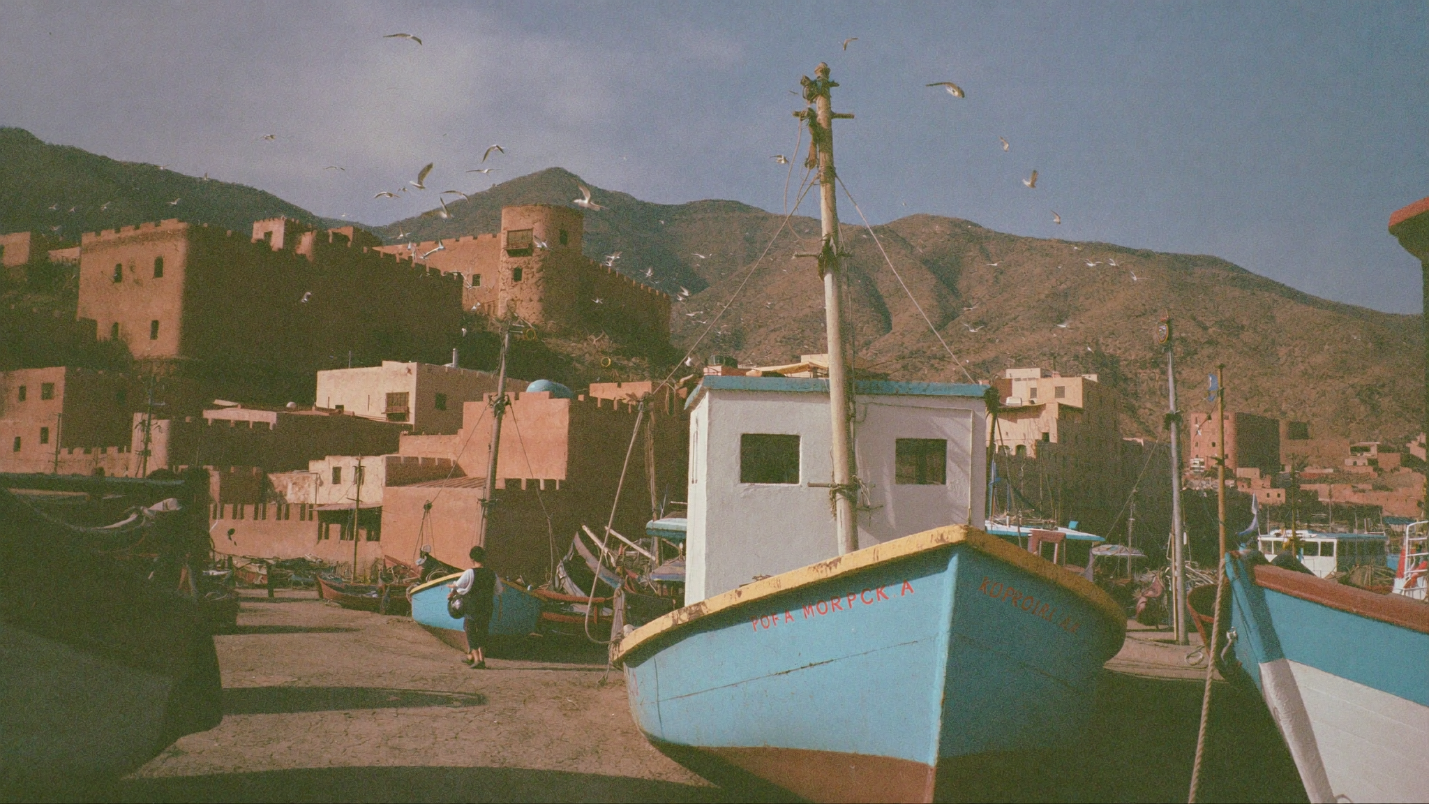 Remparts d'Essaouira et port de pêche sous un ciel d'automne venté