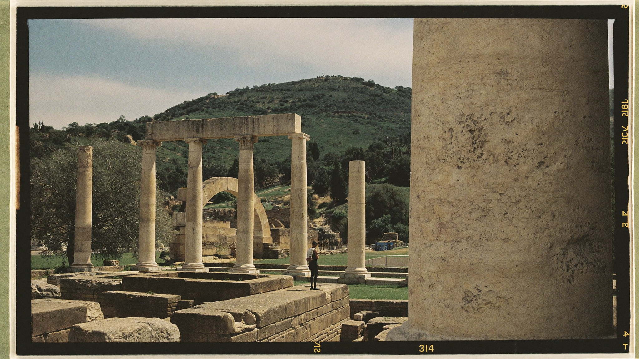 Arc de Caracalla et colonnes du site romain de Volubilis au Maroc