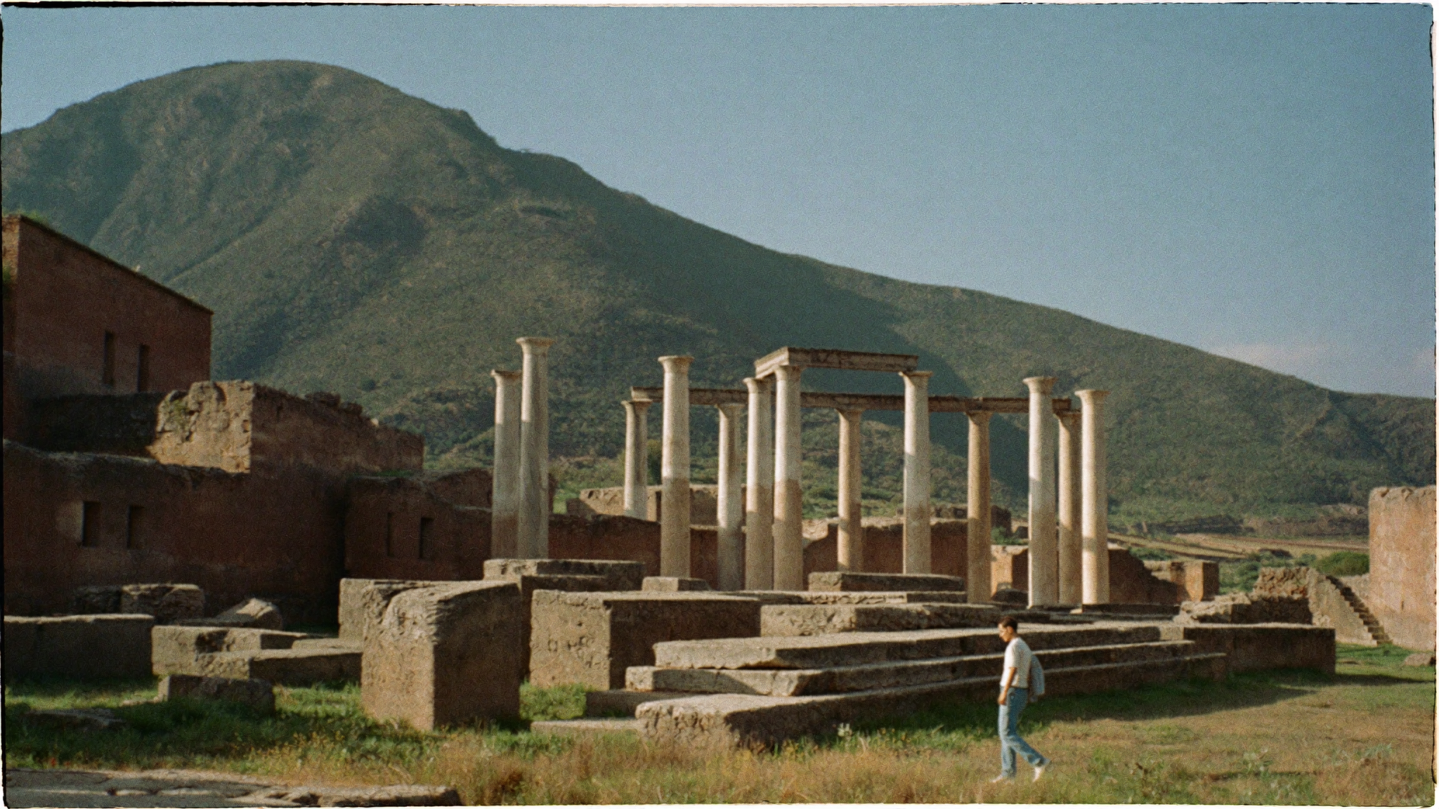 Ruines romaines de Djémila avec colonnes et arc de triomphe dans un paysage de montagne en Algérie
