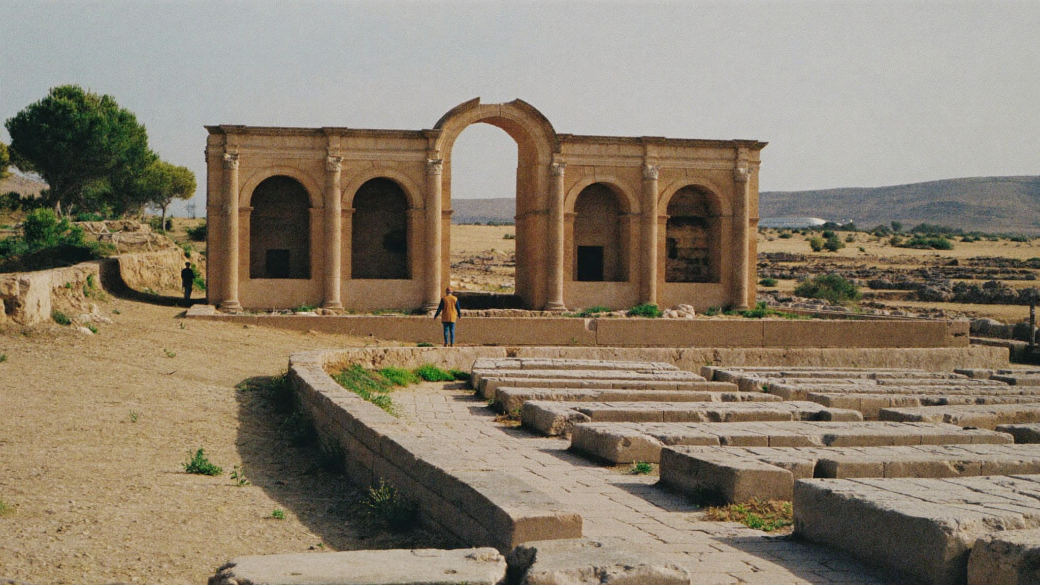 Ruines de la cité romaine de Timgad en Algérie avec l'arc de Trajan au fond
