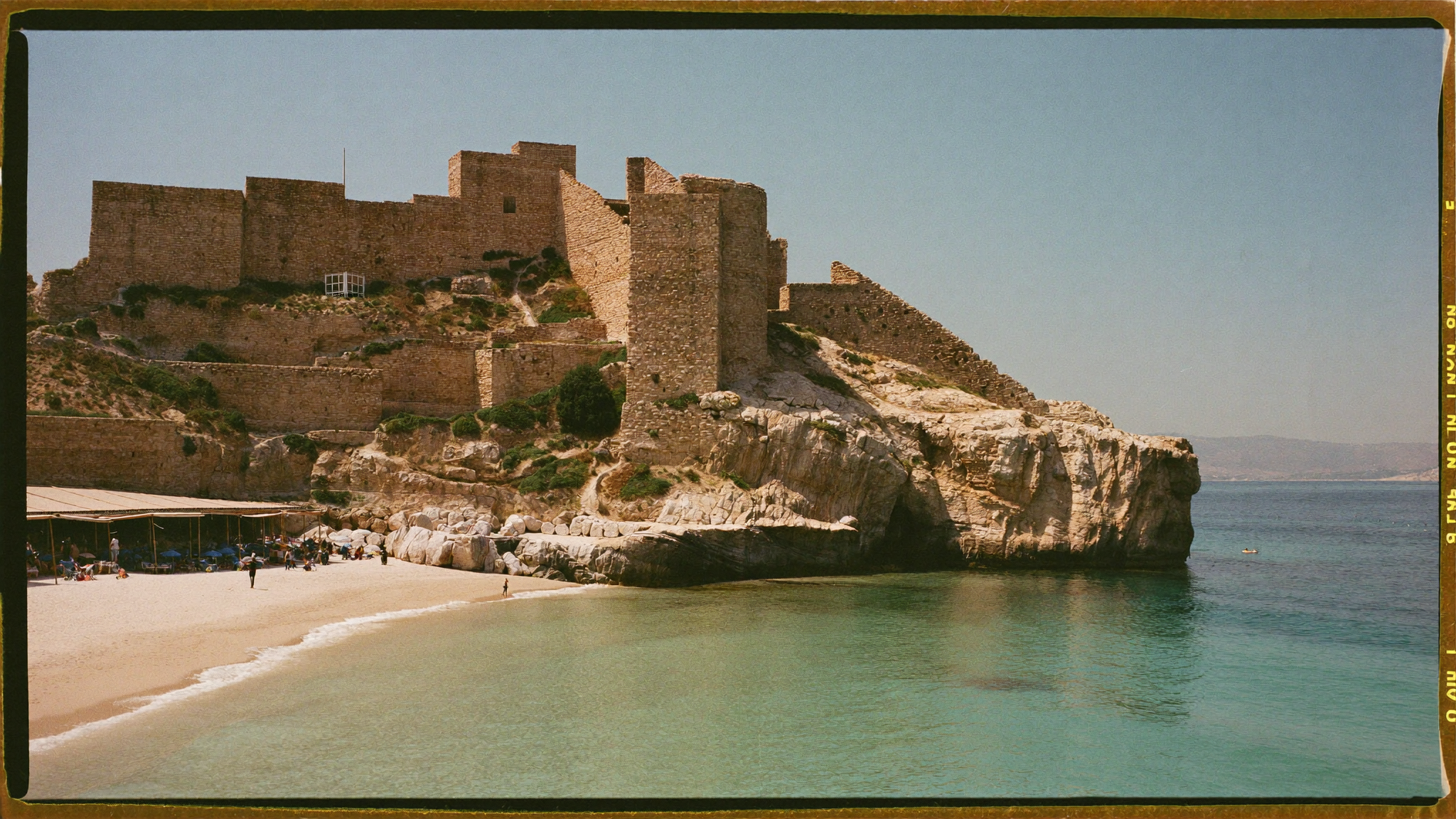Forteresse de Kélibia surplombant le port de pêche et la mer au Cap Bon