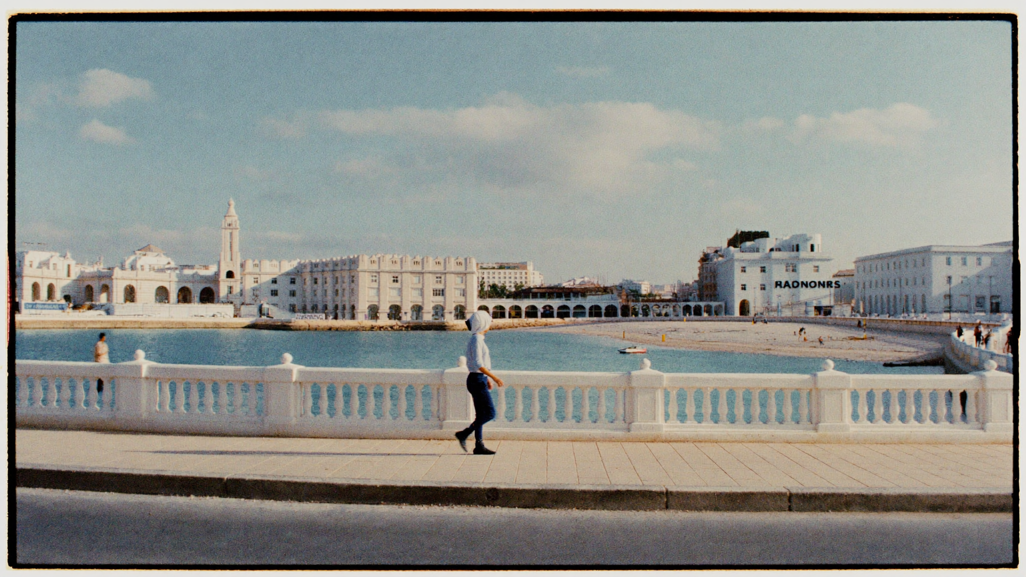 Vue des toits blancs de la Casbah d'Alger descendant vers la baie méditerranéenne