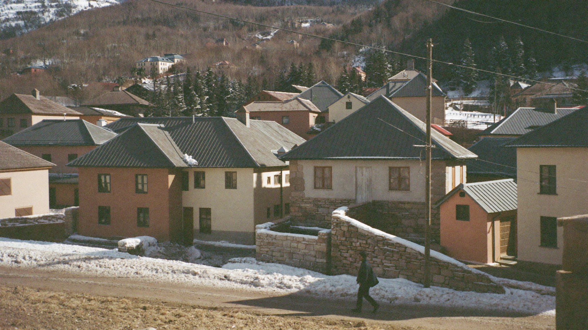 Maisons à toits pentus d'Ifrane sous la neige dans le Moyen Atlas marocain
