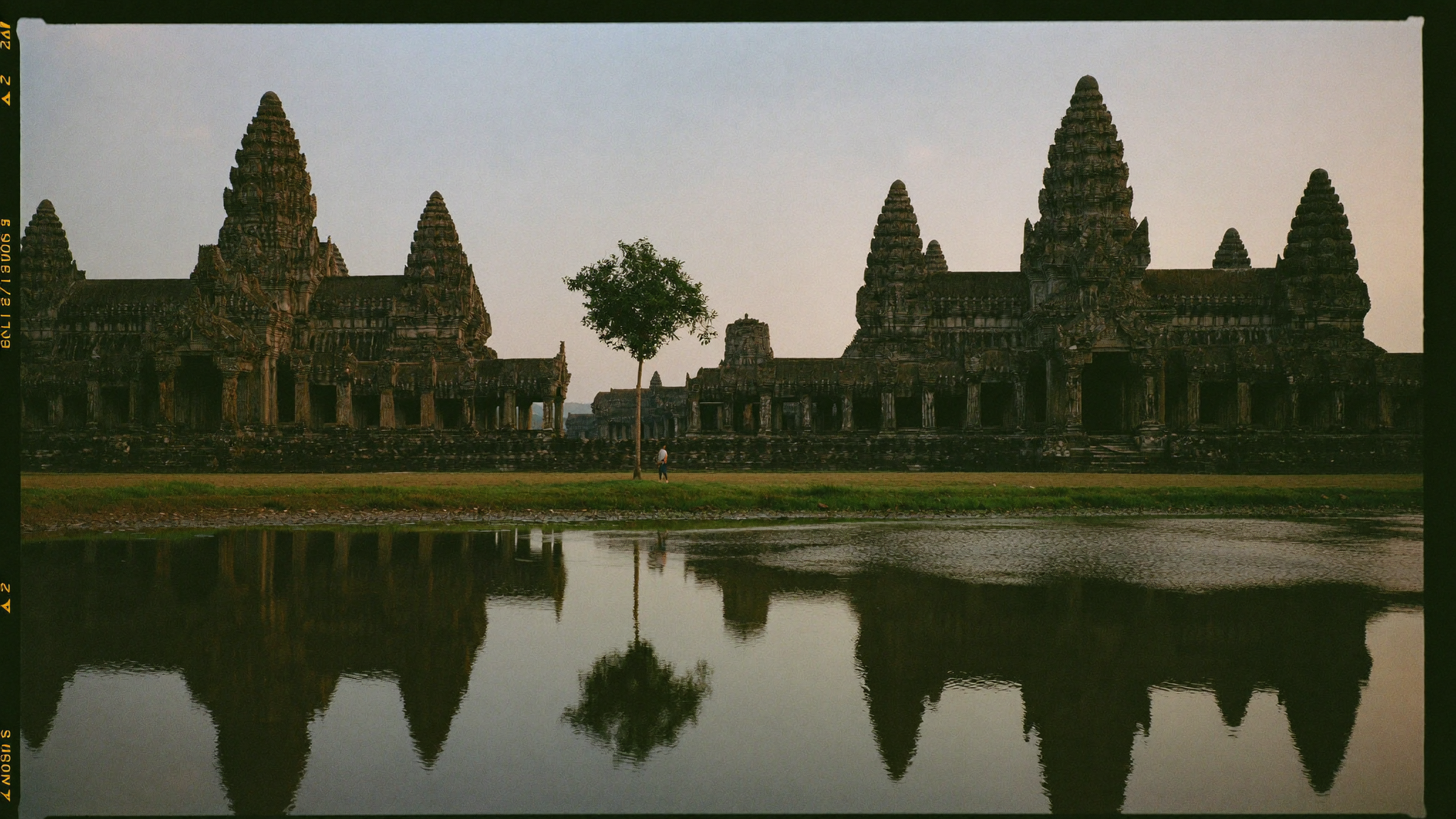 Voyageur français préparant sa demande de visa Cambodge en ligne avec passeport