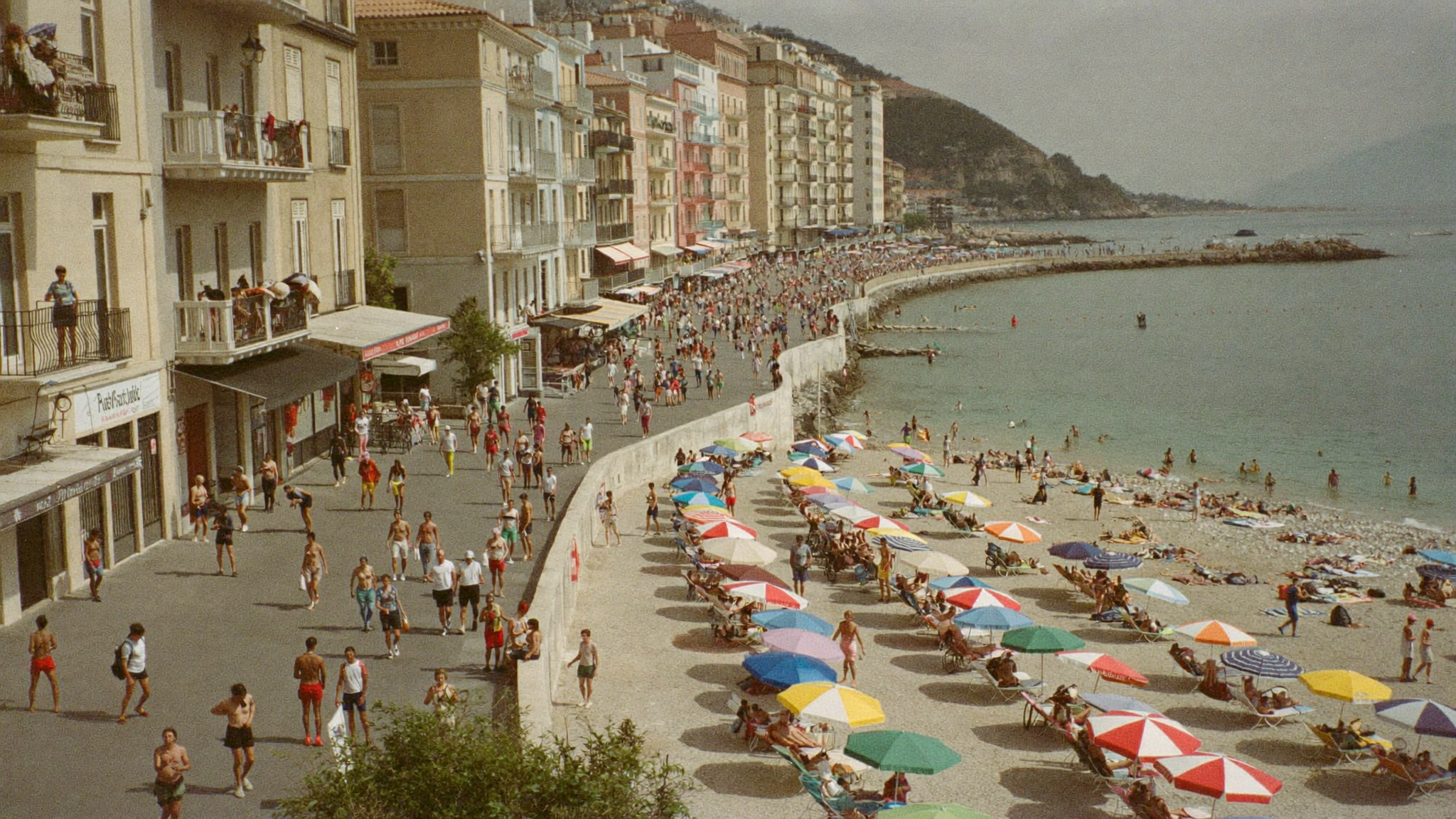 Plage méditerranéenne très fréquentée à l'été 2026 avec de nombreux baigneurs