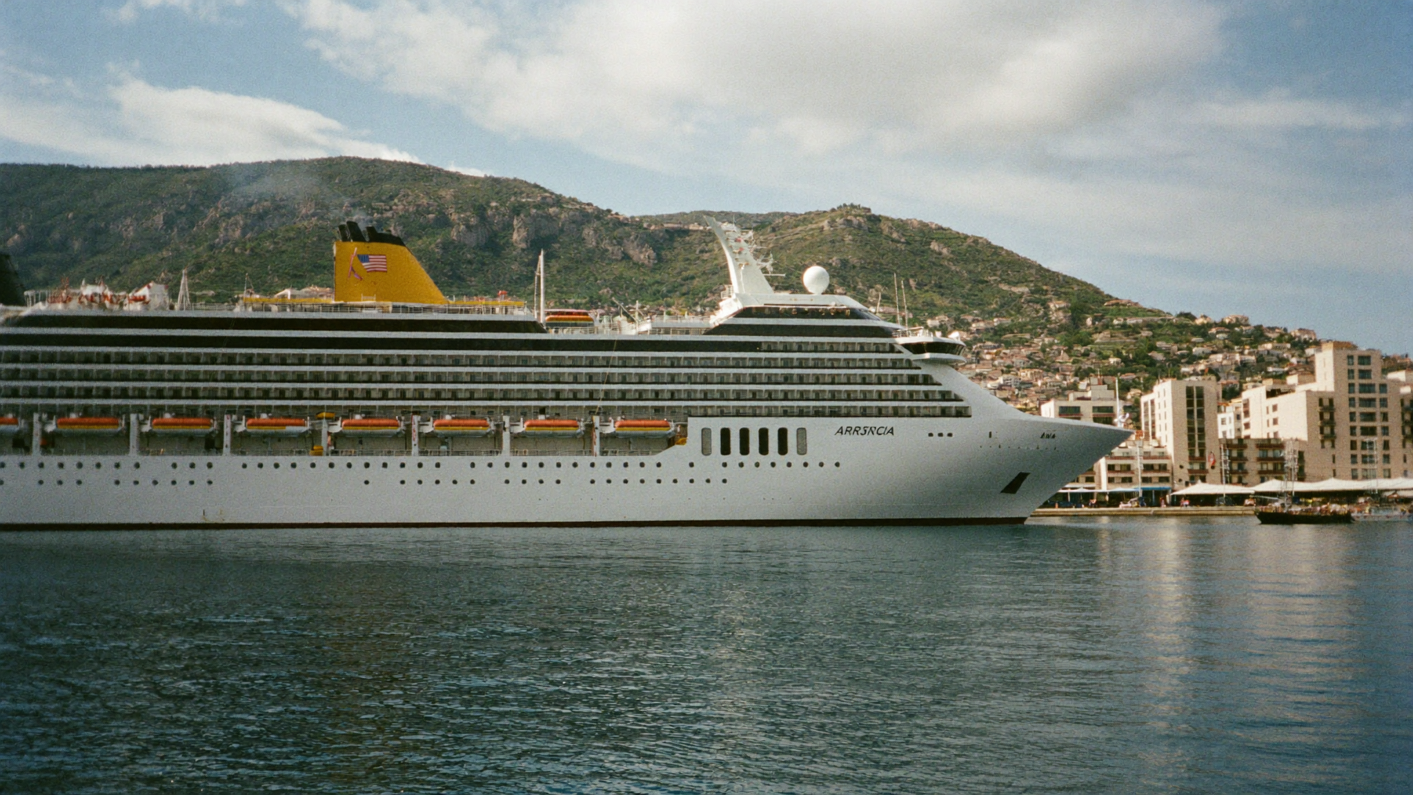 Paquebot de croisière à quai dans le port d'Ajaccio en Corse