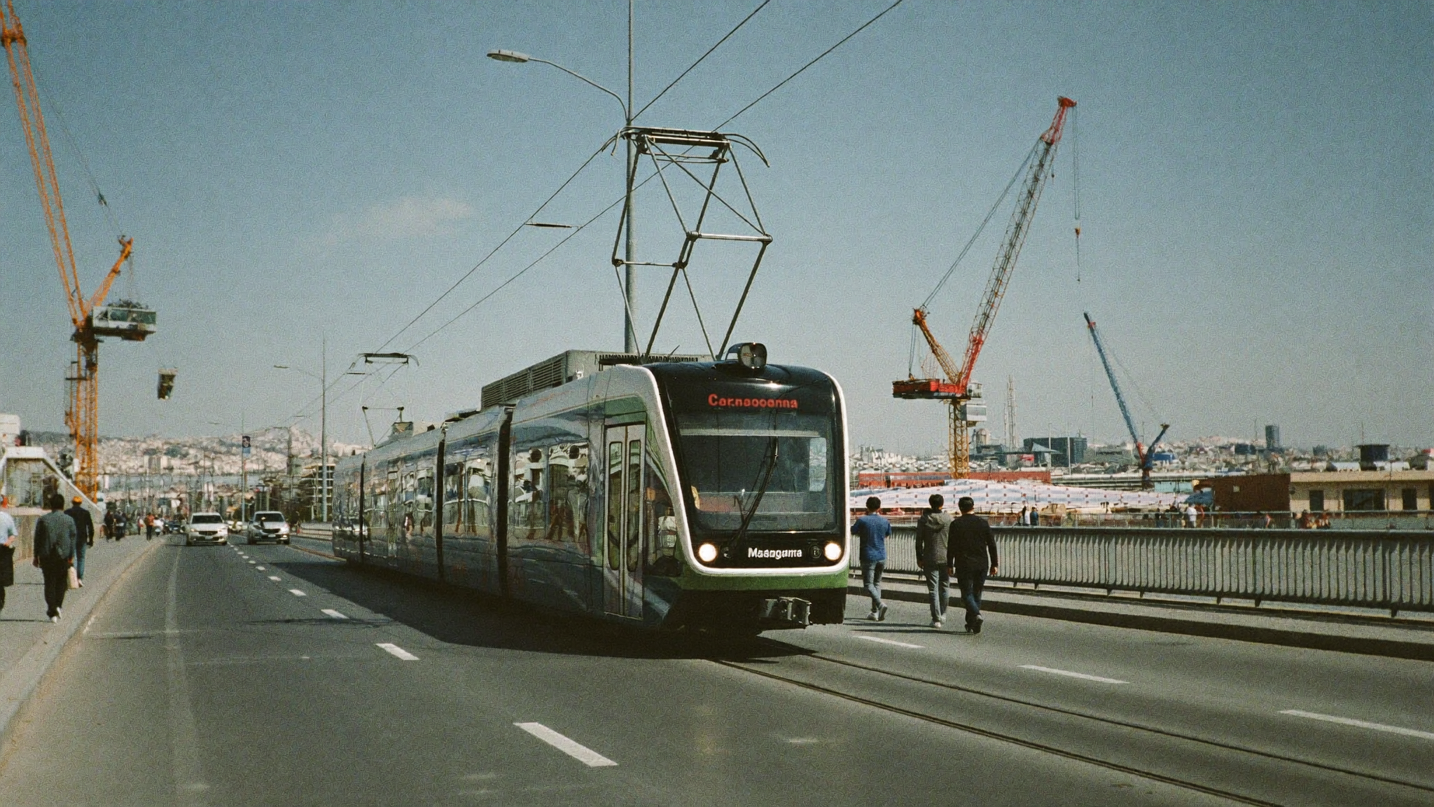 Rame de tramway et circulation urbaine à Casablanca en préparation du Mondial 2030
