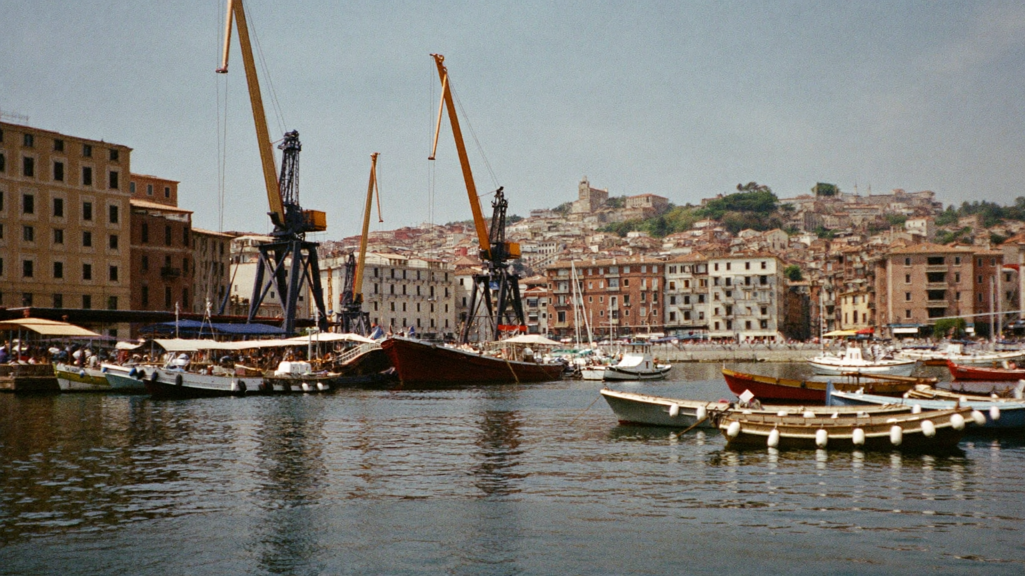 Vue du front de mer de Gênes avec le port et ses quais