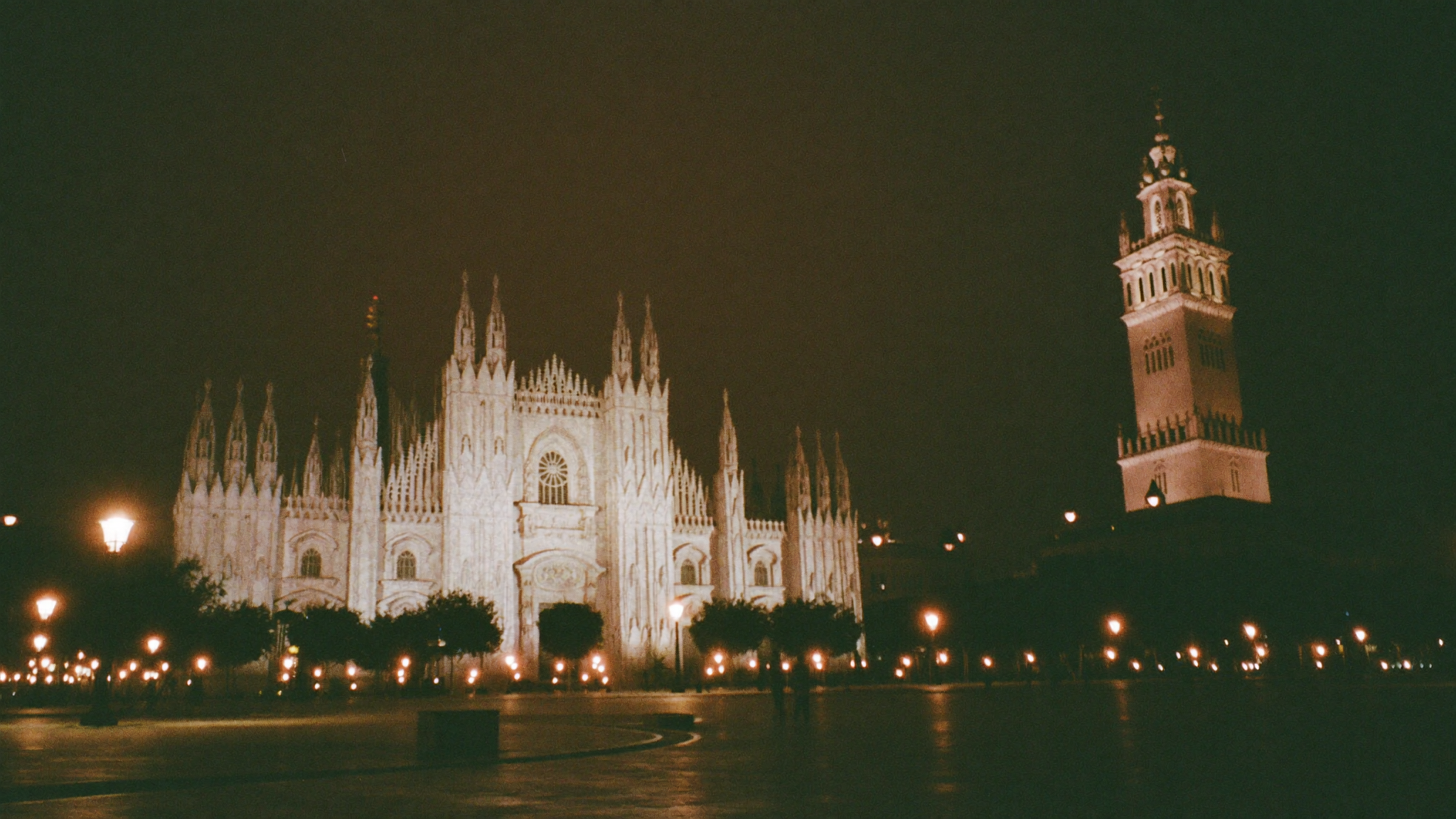 La Plaza de España de Séville illuminée à la tombée de la nuit