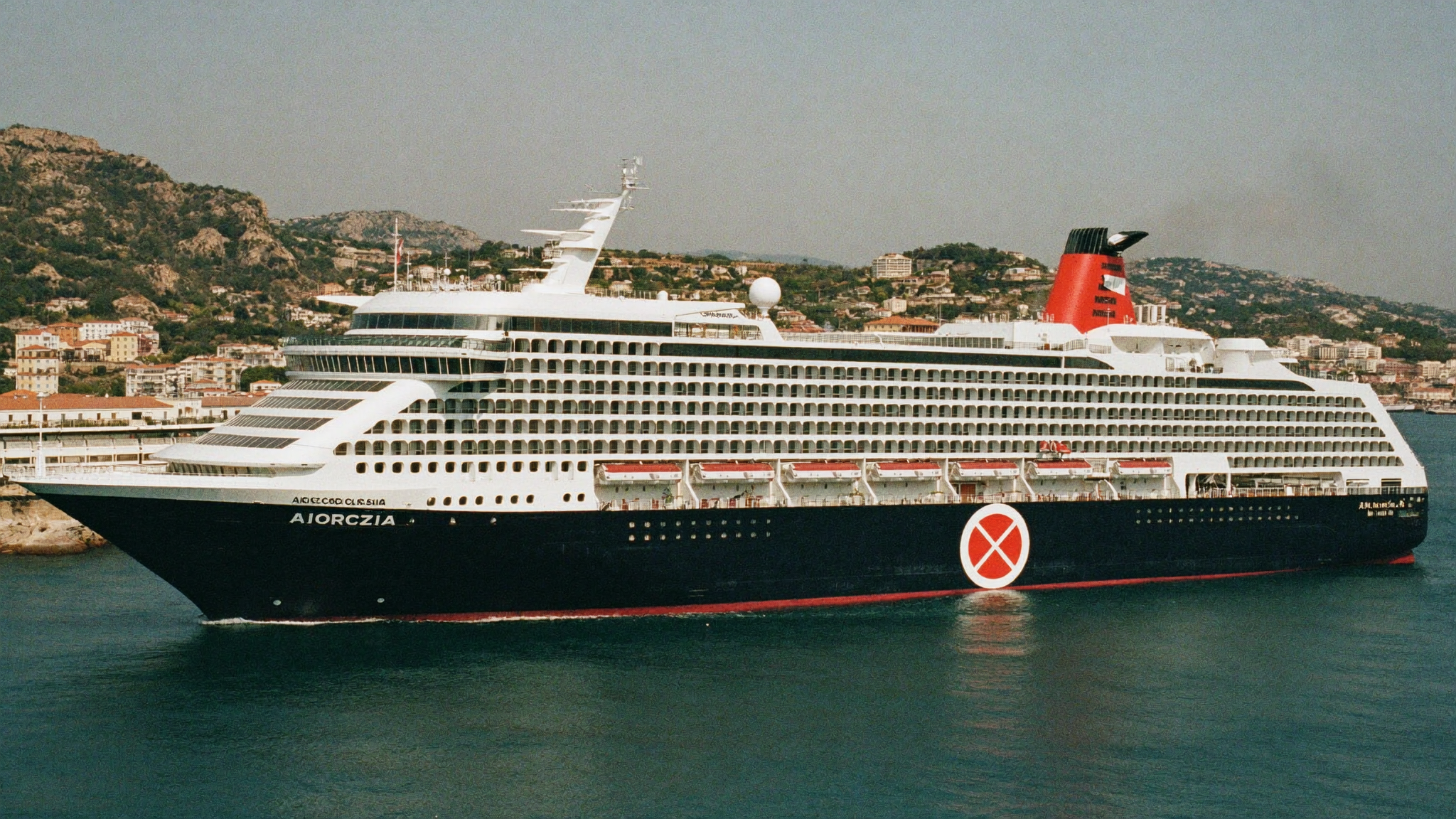 Paquebot de croisière à quai dans le golfe d'Ajaccio