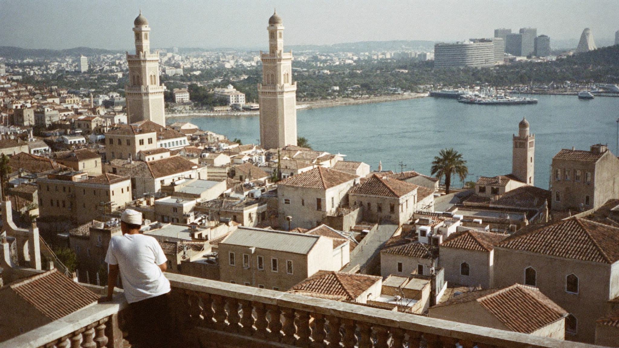 Ruelle des souks de la médina de Tunis avec boutiques d'artisans