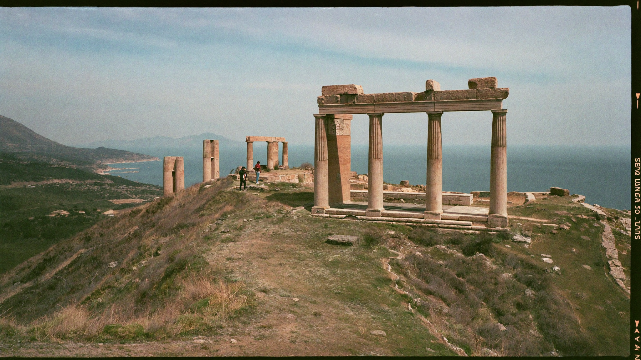 Colonnes des Thermes d'Antonin à Carthage face à la mer Méditerranée