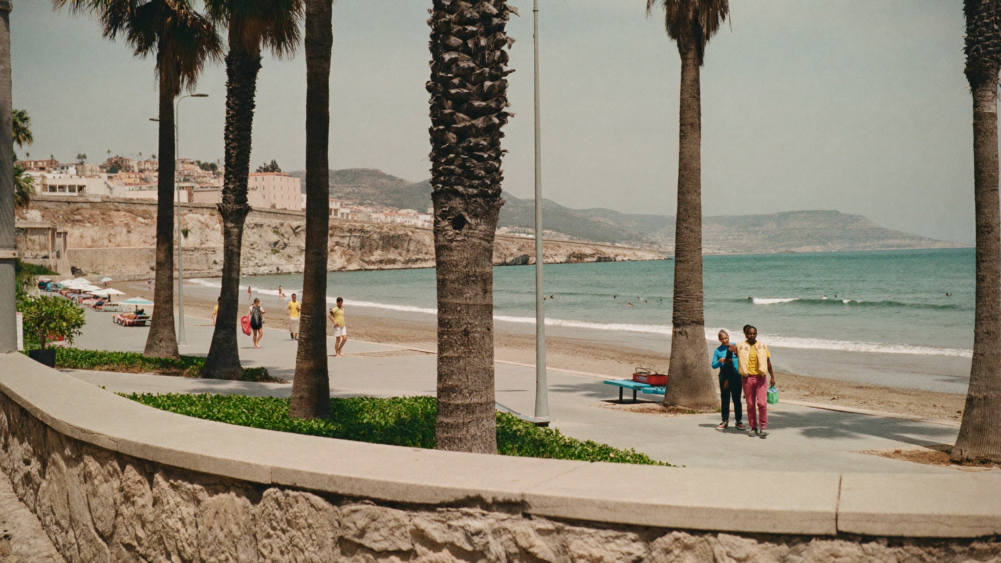 Front de mer et plage de sable de Durrës sur la côte adriatique albanaise