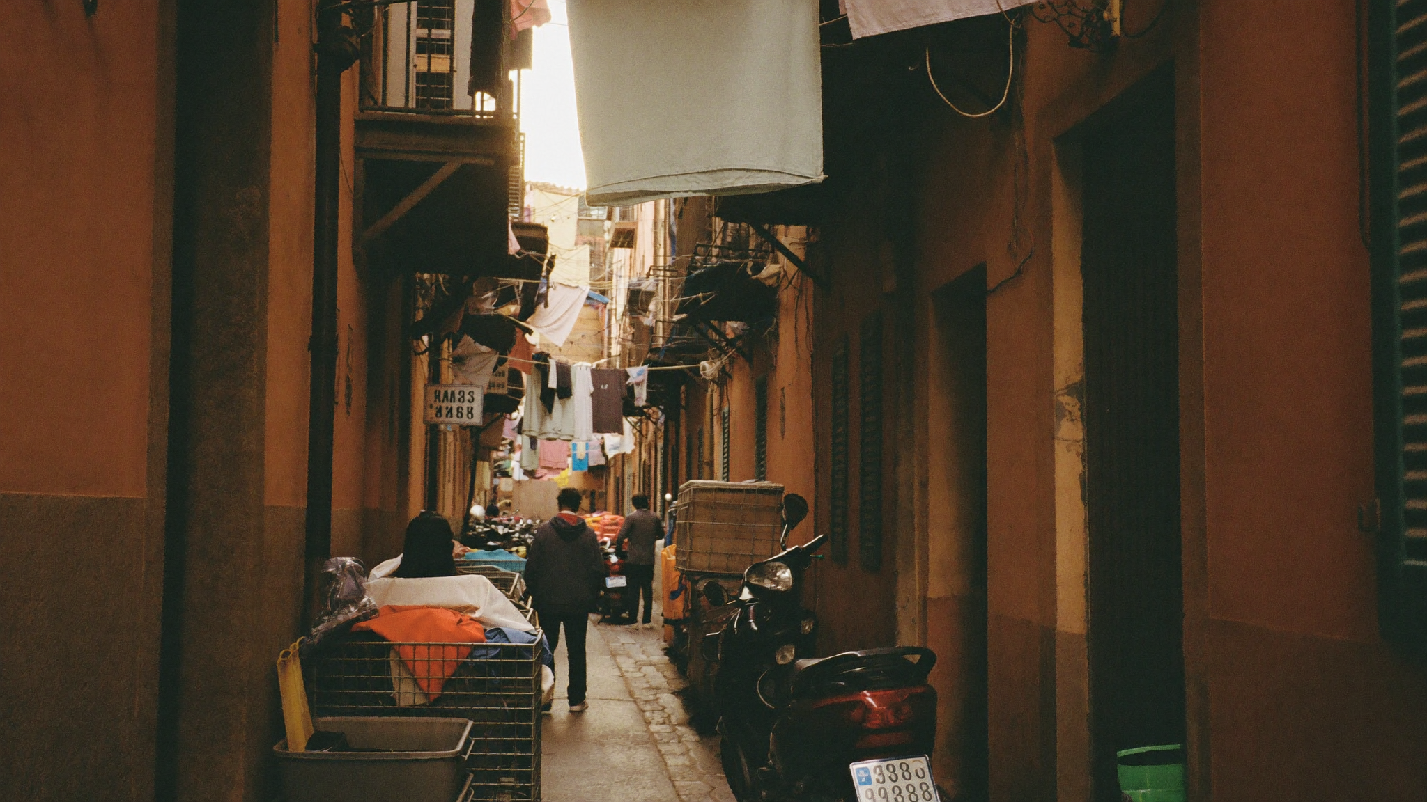 Ruelle animée des Quartiers espagnols de Naples avec linge suspendu et scooters