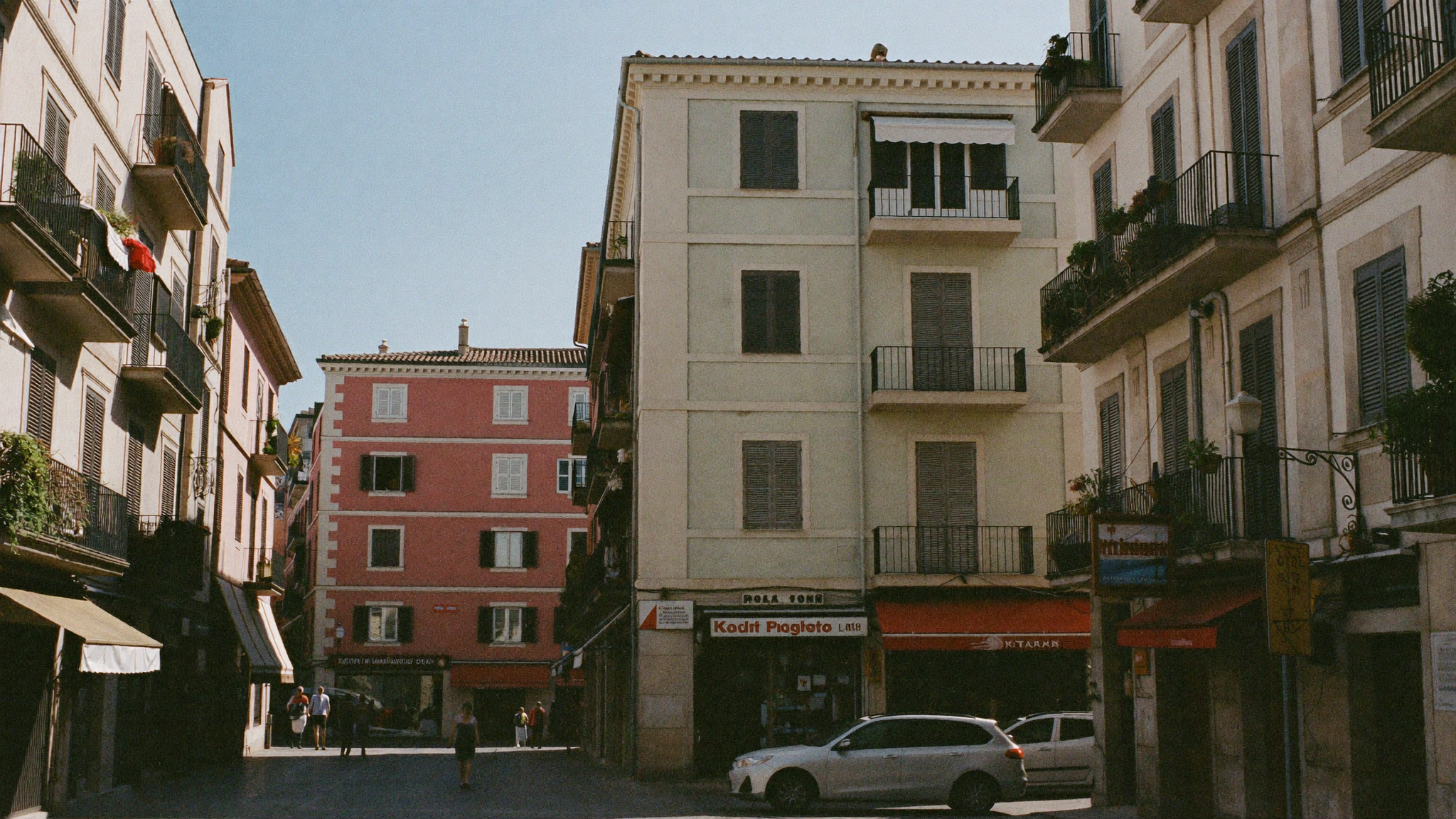 Vue du centre historique de Málaga avec ses terrasses et ses immeubles résidentiels